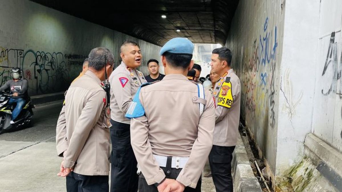 vidéo d’un homme qui s’est effondré par un tuyau sous-passé de Bogor, la police dit avoir des troubles mentaux alors qu’il se laver le visage