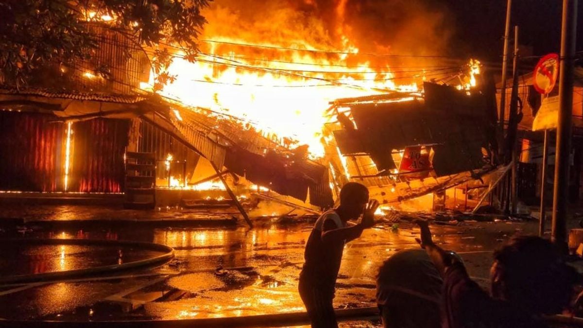 Petugas Pemadam Terkendala Pasokan Air saat Padamkan Api di Pasar Gembrong Jaktim