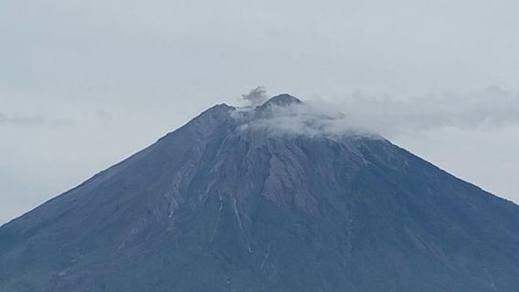 スメルアラミ山 159 噴火 木曜日を通して、そして金曜日まで続いている