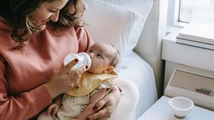 Kapan Bayi Boleh Minum Air Putih? Begini Penjelasan Ahli Gizi Anak