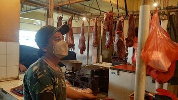 在Lebaran之前，Kebarayoan Baru市场的新鲜牛肉价格达到每公斤Rp150，000