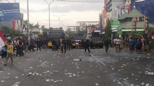 Mahasiswa Makassar Demo di Gedung DPRD Sulsel, Polisi Siagakan Kendaraan Taktis