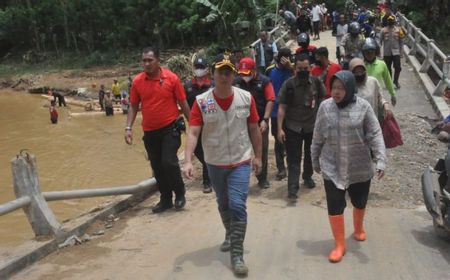 Selain Bawa Bantuan Logistik dan Peralatan Dapur ke Munjungan Jatim, Mensos Risma Ikut Terjun ke Sungai Bersihkan Sampah