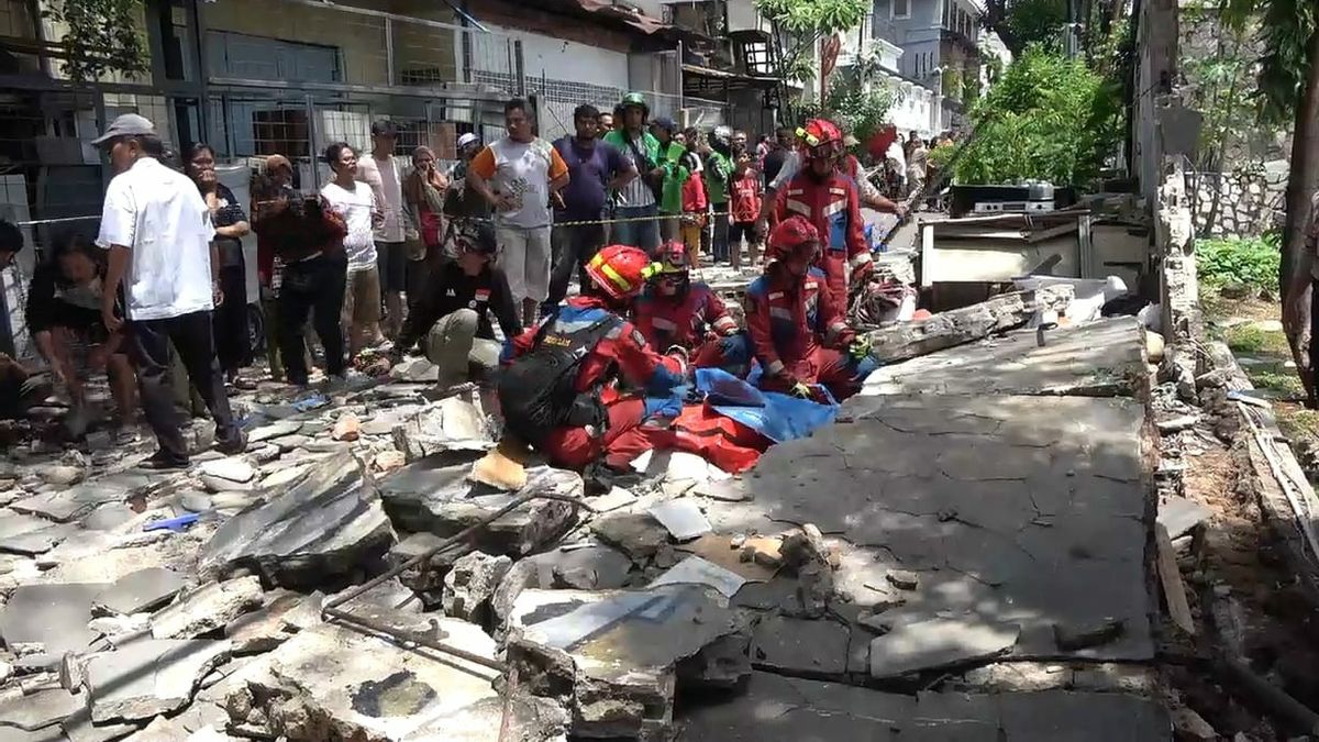 Runtuhnya Tembok SPBU di Tebet Diduga karena Retak dan Diterpa Angin Kencang