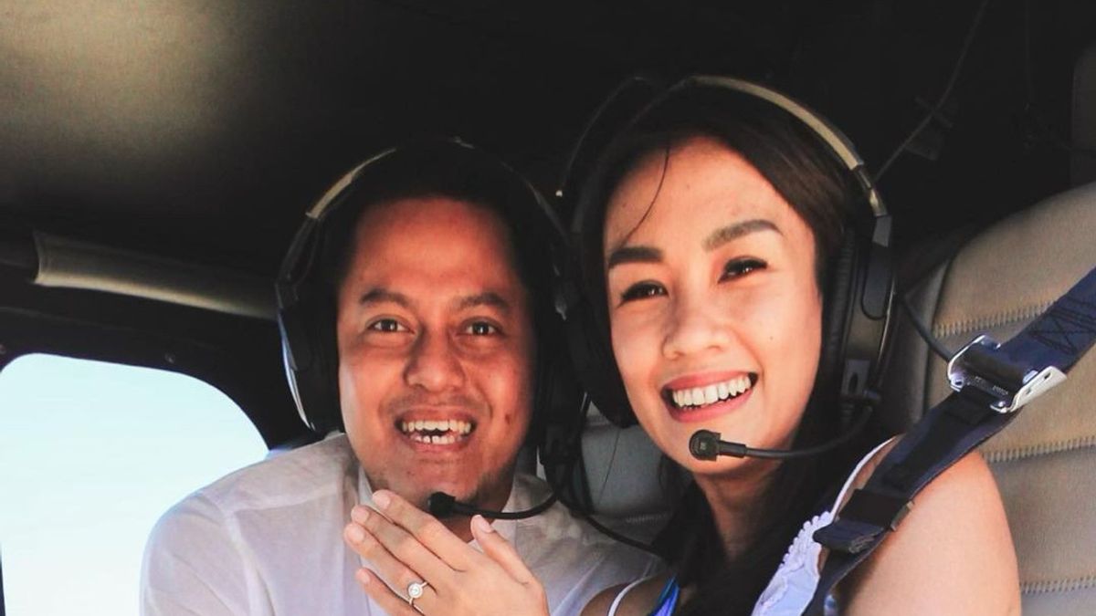 5 Potret Kebahagiaan Melanie Putria Dilamar Kekasih di Helikopter, Senyum Terus