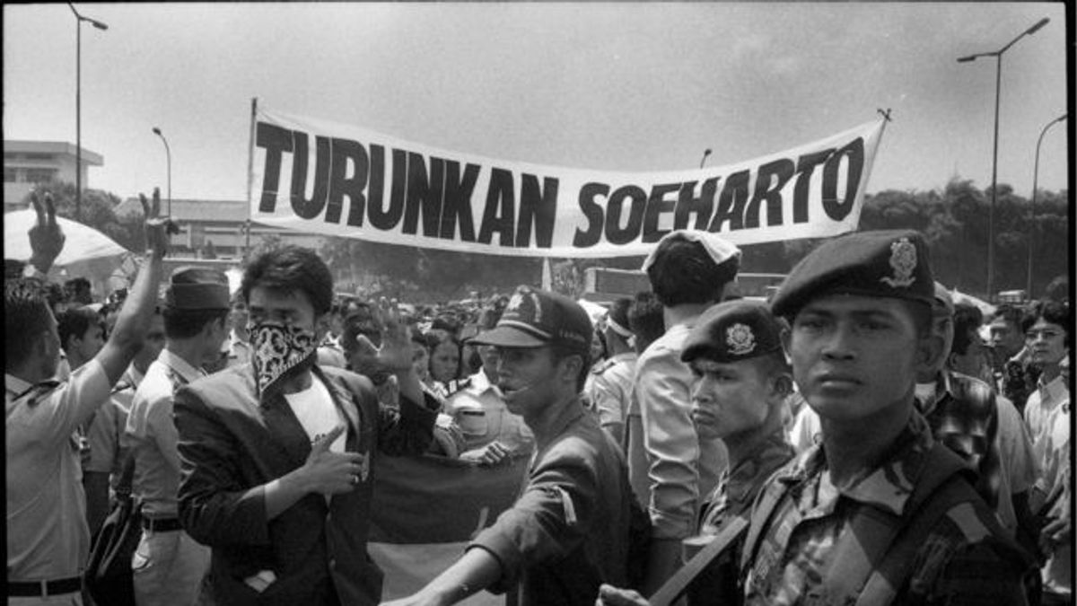 Memori Reformasi 1998: Soeharto Tumbang, Tapol Pun Berpesta