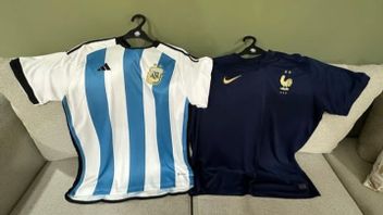 スリ・ムリヤニはワールドカップ決勝に先立ちアルゼンチンとフランスのジャージを披露しますが、今夜はどちらを着ますか?