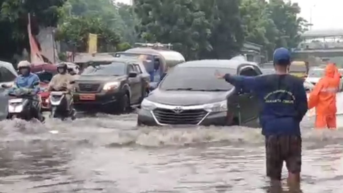 Panjaitan Banjir的两段道路,许多摩托车被洪水淹没在水中