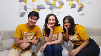 Atiqah Hasiholan Learns How To Communicate With Lintas Generasi In Tulang Belulang Tulang Film