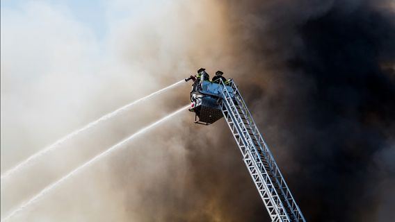 德黑兰附近购物中心火灾造成8人死亡
