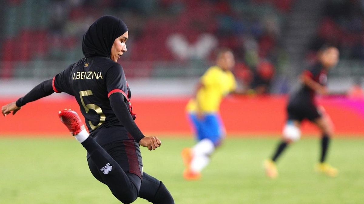 Mengenal Nouhaila Benzina: Sosok Pertama yang Pakai Jilbab di Piala Dunia Sepak Bola Wanita