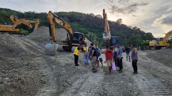 Tepat Seminggu Diterjang Longsor, Jalan Trans Pulau Timor NTT Masih Belum Bisa Diakses Kendaraan Logistik