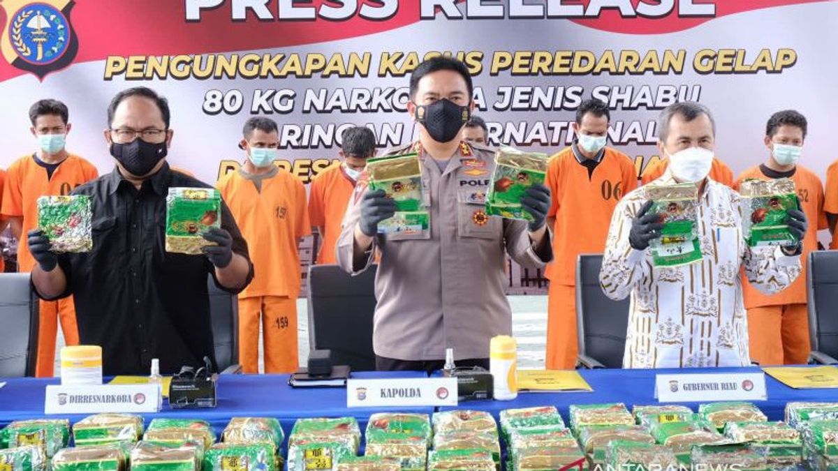 リアウ警察、マレーシアから11人の密輸業者80kgのメスを逮捕