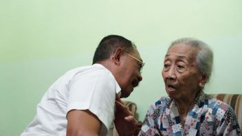 Vice Mayor Visits 100 Year Old Surabaya Residents