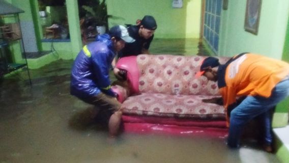 Flood Almost Paralyzes Residents' Activities In Baturaja City, South Sumatra