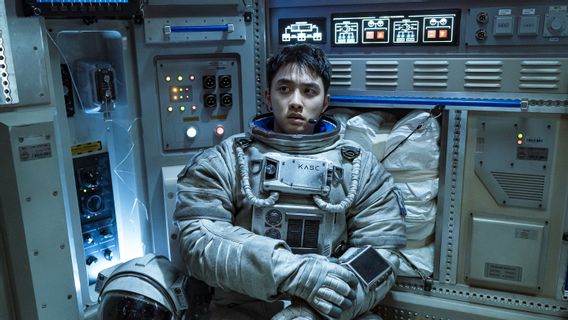 The Moon Movie Review: Hard And Fun Rescue Of Korean Astronauts