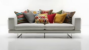 7 نصائح لتزيين الأريكة حتى تبدو غرفة المعيشة أكثر أناقة وأمانا