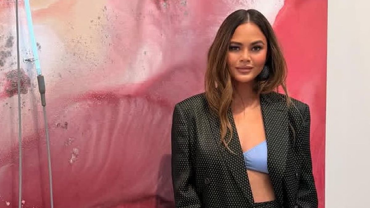 Chrissy Teigen ने बालों के विस्तार को छोड़कर, ब्लंट बॉब के रूप में बाल काट दिए