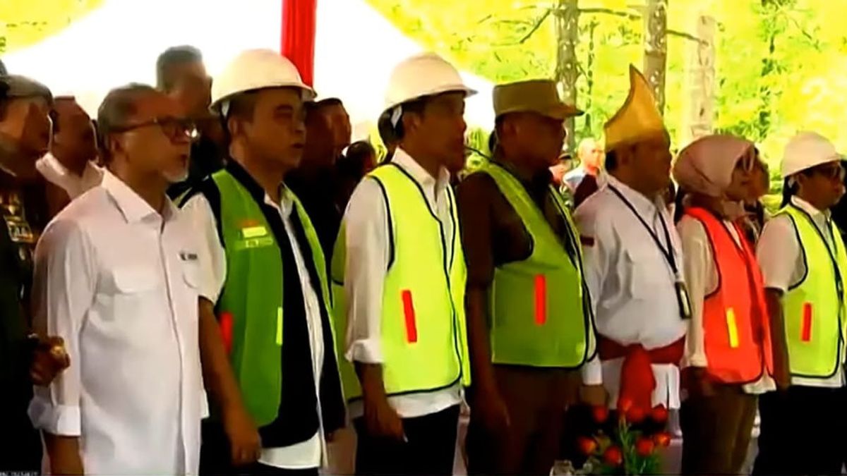 Menkominfo Targetkan Sisa Pembangunan 630 BTS 4G di Papua pada Kuartal 1 2024, Jokowi: Saya Catat Loh!