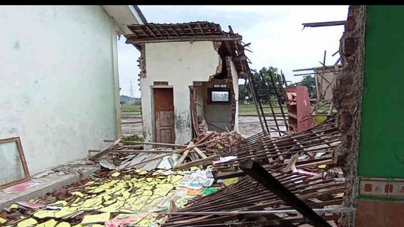 Les Enseignants Et Les élèves De Cirebon Paniquent Et Se Dispersent De L’école Alors Que La Salle De Classe S’effondre