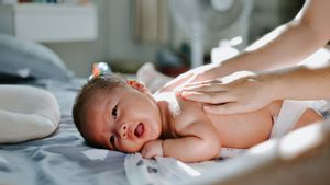 Bagaimana Cara Mandikan Bayi Baru Lahir? Ini Tipsnya bagi Para Ibu Baru