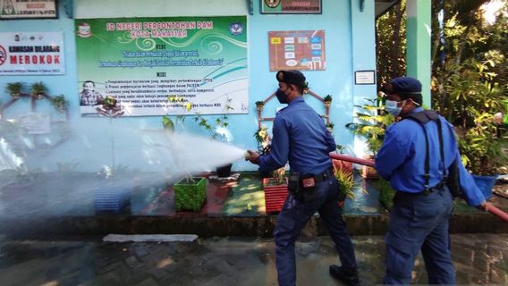 Pemerintah Kota Makassar Terjunkan Damkar untuk Sterilisasi sekolah Jelang Tatap Muka