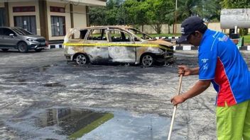 Mini Bus Allegedly Carrying Illegal Fuel Burns In Kuala Pesisir Aceh