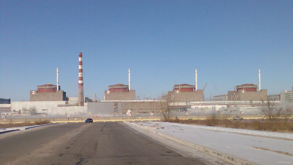 Russia Builds Combat Positions Around Ukraine's Zaporizhzhia Nuclear Power Plant