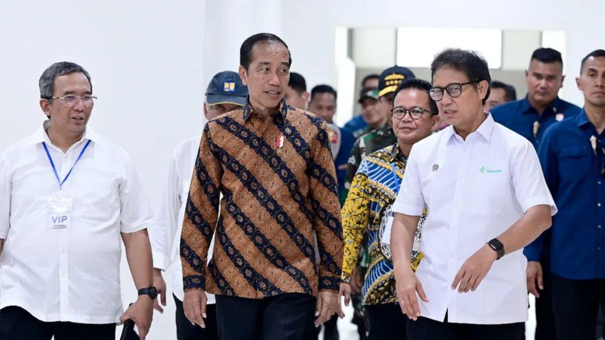 President Jokowi Visits Former School Ahead Of Retirement