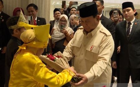 Tiba di Kairo, Presiden Prabowo Disambut Siswa SD WNI Berbusana Adat