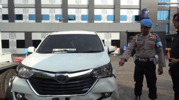 南スマトラ地域警察からの逃亡者のための車の分割払いのためにアニヤ2債権回収者であるAiptu FN