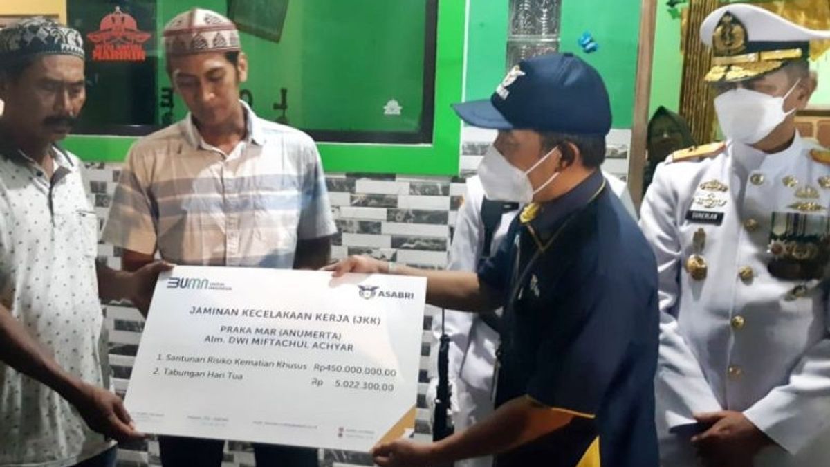 Asabri Berikan Santunan kepada Ahli Waris Praka Marinir Anumerta Dwi Miftachul yang Gugur dalam Baku Tembak dengan KSB Papua