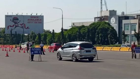 Des Centaines De Voitures Enfreignent Les Règles Impaires Et égales à La Barrière De Péage De Bandung Pasteur