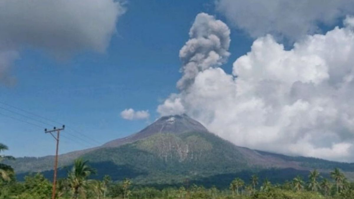 Gunung Lewotobi Eruption masculine 6 fois jusqu'à midi