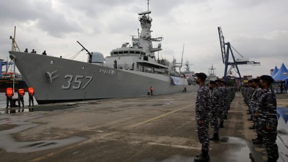 海外で「学校」の2隻のKRI軍艦