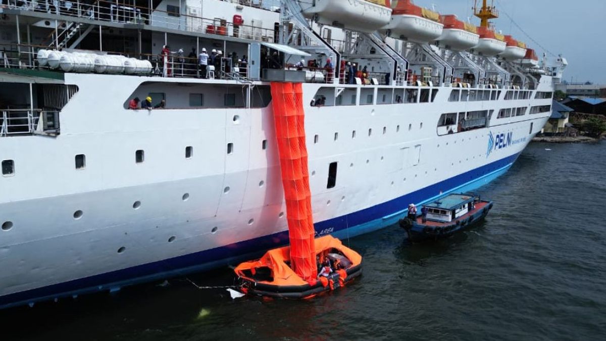 Pelni a besoin d'un bateau qui peut transporter beaucoup de passagers et de logistique