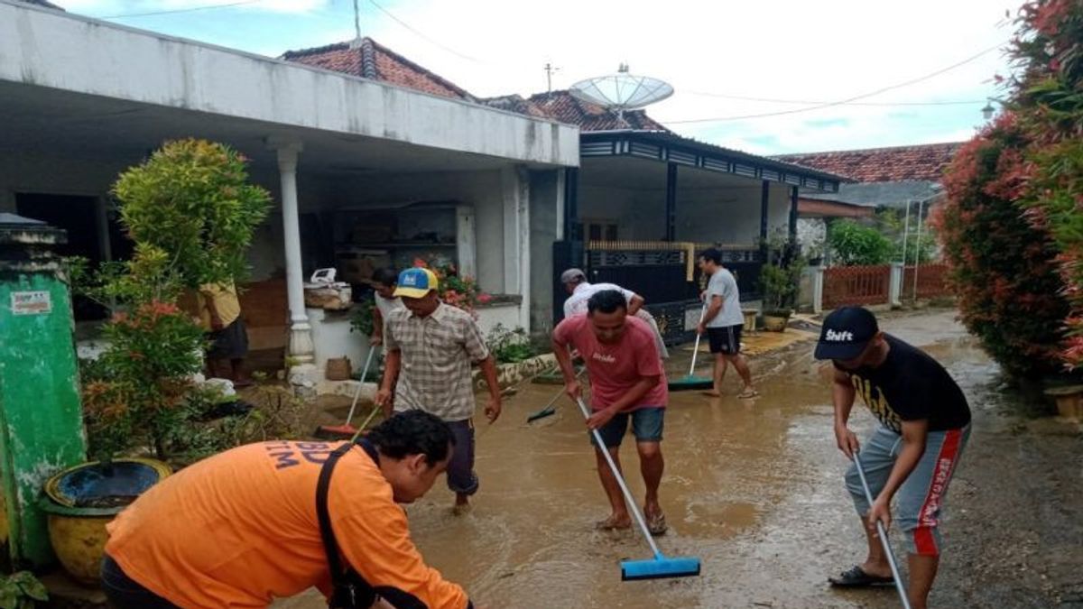 Floods In Pamekasan And Sampang Surut