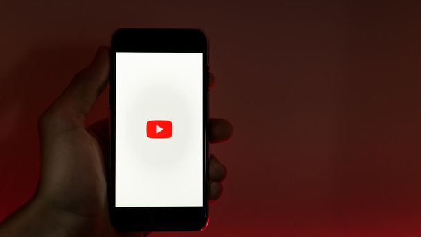 YouTube salah satu platform video yang paling digemari netizen saat ini. (foto:  Christian Wiediger/unsplash)