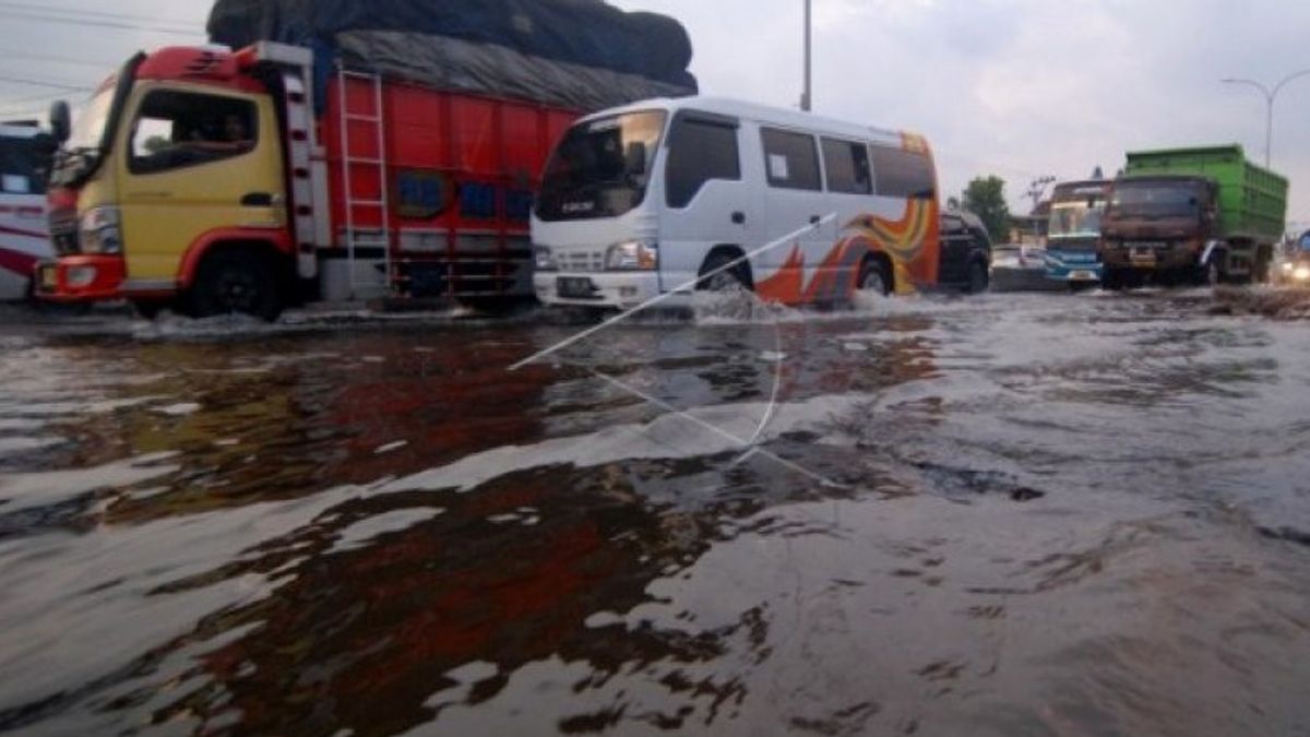 BNPB: تصريف المدينة في بانتورا لا يمكنه التعامل مع الفيضانات