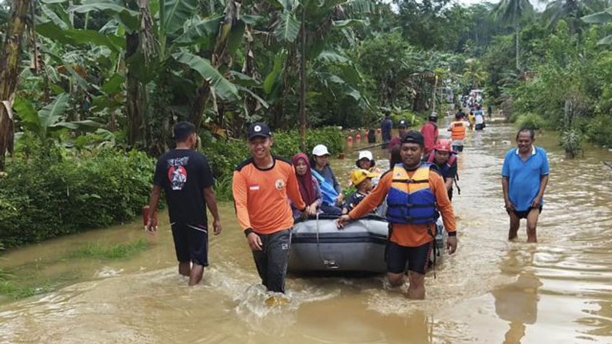 BPBDマランリージェンシーがシティアルジョ村の洪水の影響を受けた住民を避難させる