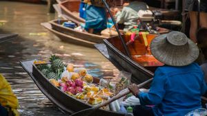 4 Pasar Apung Terindah di Asia, dari Kalimantan hingga Thailand