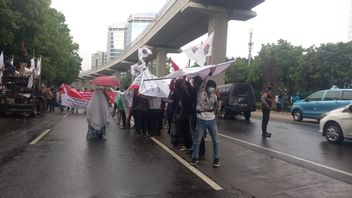 Hujan Lebat Disertai Petir, Pendukung UAS Rela Basah-basahan di Tengah Jalan Tuntut Singapura Minta Maaf