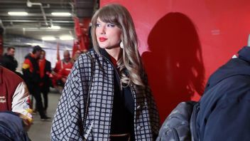 Potret Fashionable Taylor Swift Hadiri Pertandingan Travis Kelce