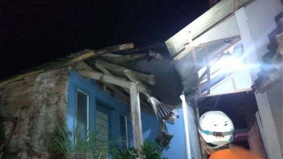 Strong Wind Accompanied By Heavy Rain Damaged 22 Houses In Karangpawitan Garut, No Mental Victims