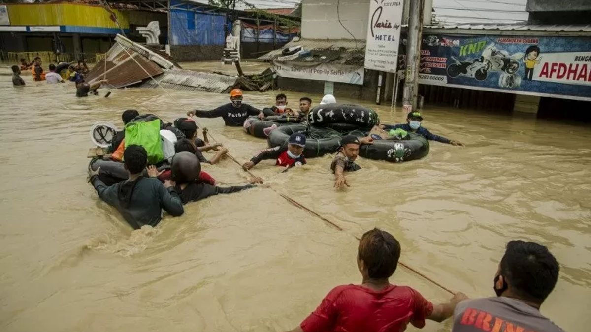 متطوعو البحث والإنقاذ جرفوا المياه في نهر إنديكات سومسل بعد العثور على مفقودين