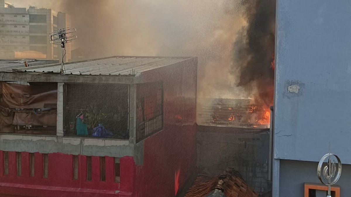 Monday Morning, Population-Intensive Settlement In Kwitang Senen Caught Fire