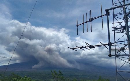 Kolom Abu 200 Meter Teramati di Puncak Gunung Semeru 