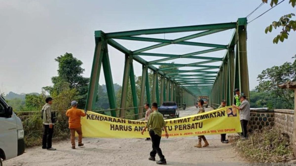 Leuwiranji Bridge In Bogor Installed Spanduk Can't Be Crossed By 2 Heavy Vehicles At The Same Time