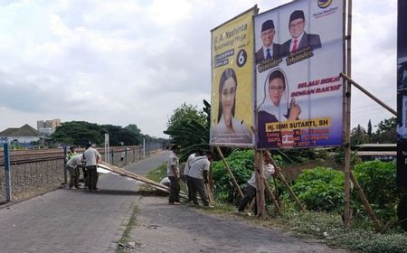 Ganggu Perlintasan KA, Bendera Parpol dan APK di Sleman Ditertibkan Bawaslu