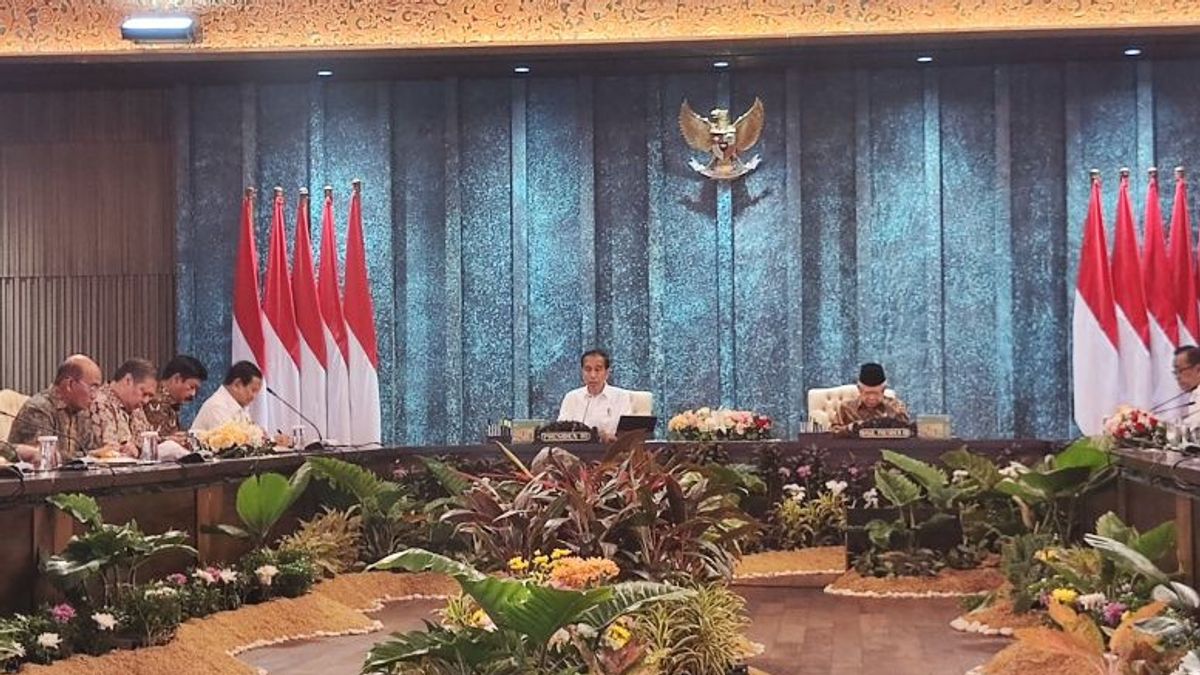 Le président Jokowi préside la première session plénière au palais Garuda IKN